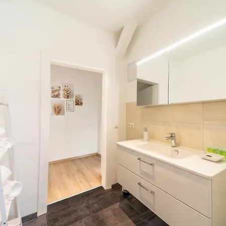 Apartment 8 Gäste - Große 3-zi - Zentral - Kostenloser Parkplatz